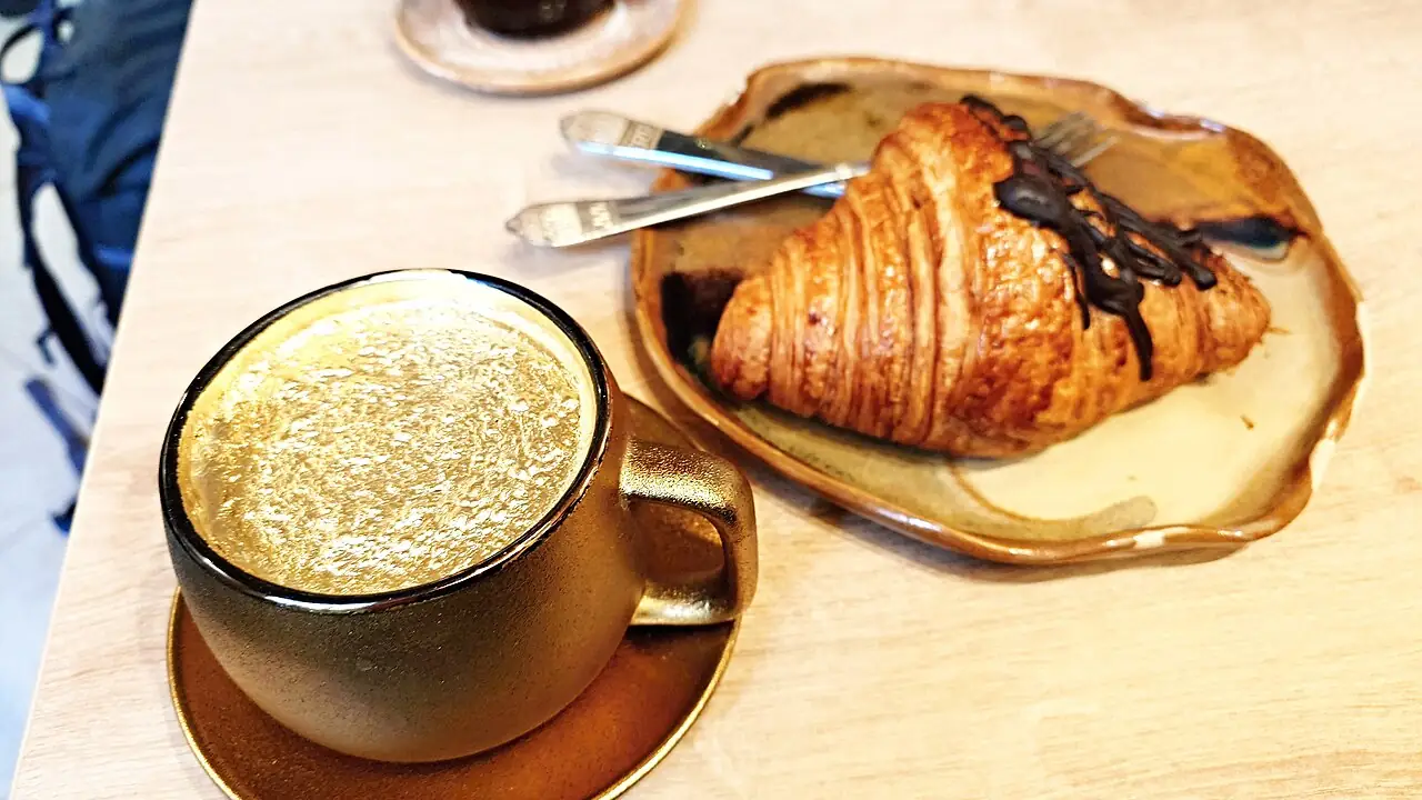 Cappuccino und Croissant